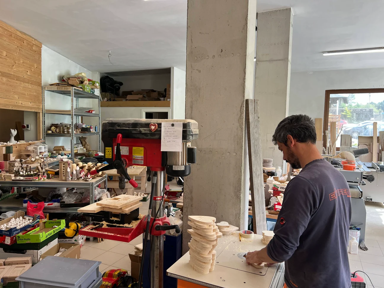 Lavorazione delle creazioni in legno nel laboratorio Gusat