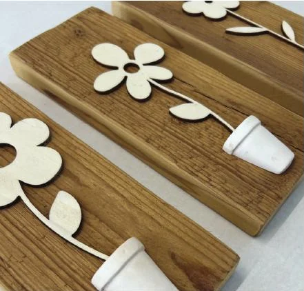 Vasi e fiori in legno — dettaglio delle decorazioni Gusat
